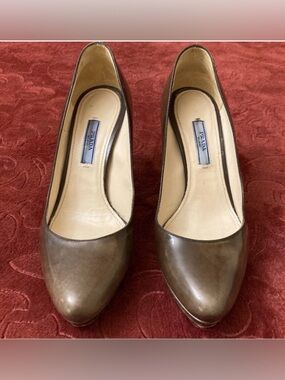 Prada Women's tan Leather Pumps- size EU 36.5, GUC